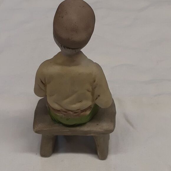 Pair of vintage ceramic figurines: old woman peeling apples and man scrubbing. - Picture 9 of 13